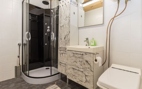 Sevettijärventie 8753: Baño, Asiento Del Baño, Arreglo De Tubería, Baño, Piso, Diseño De Interiores, Lavabo Del Baño, Suelo, Lavabo, Plomería