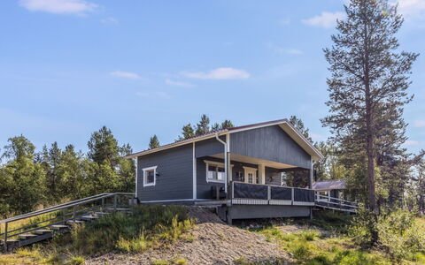 Sevettijärventie 8753: Porche, Cabaña, El Terreno Del Lote, Casa, Cuarto De Troncos, Vía Muerta, Alerce, Bosque, Edificios Del Jardín