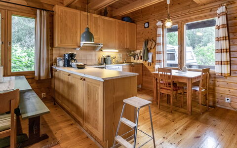 Ohola: Madera, Cocina, Mueble, Mostrador, Cabaña, Casa, Casa, Techo, Diseño De Interiores, Madera Dura