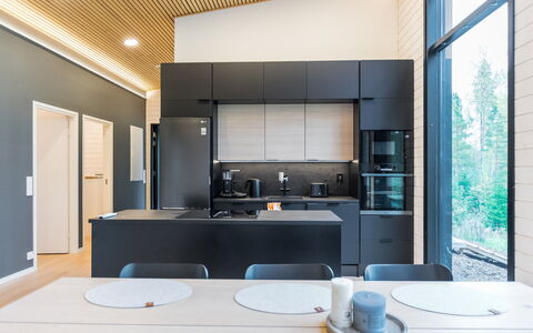 Villa Eloranta: Mueble, Diseño De Interiores, Cocina, Piso, Mostrador, Madera, Techo, Lámpara, Gabinetes, Suelo