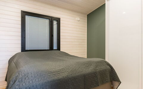 Villa Eloranta: Diseño De Interiores, Habitación, Madera, Cama, Suelo, Piso, Techo, Mueble, Habitación, Sábana