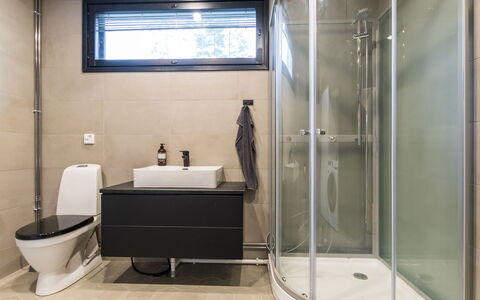 Villa Eloranta: Baño, Arreglo De Tubería, Diseño De Interiores, Piso, Suelo, Baño, Lavabo, Grifo, Techo, Plomería