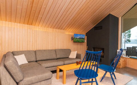 Villa Antti: Diseño De Interiores, Mueble, Piso, Madera, Suelo, Techo, Sala, Habitación, Sofá, Suelos De Madera
