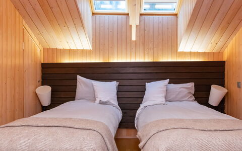 Villa Antti: Diseño De Interiores, Suelo, Piso, Madera, Habitación, Techo, Cama, Mueble, Encendiendo, Linos