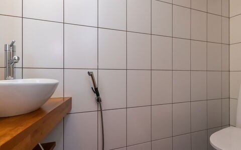 Villa Antti: Piso, Baño, Pared, Arreglo De Tubería, Suelo, Diseño De Interiores, Plomería, Loseta, Grifo, Baño