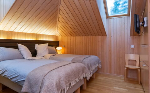 Villa Antti: Piso, Suelo, Diseño De Interiores, Madera, Techo, Habitación, Cama, Suelos De Madera, Mueble, Encendiendo