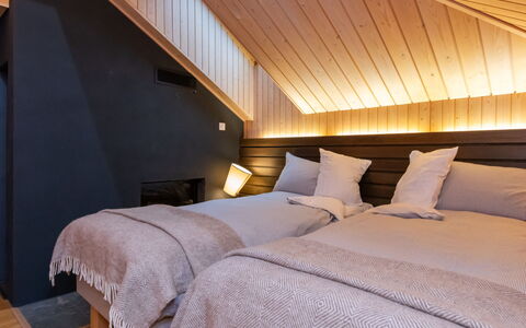 Villa Antti: Habitación, Diseño De Interiores, Madera, Piso, Suelo, Cama, Sábana, Lecho, Techo, Mueble