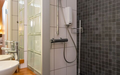 Villa Antti: Baño, Arreglo De Tubería, Pared, Piso, Diseño De Interiores, Suelo, Alcachofa De La Ducha, Baño, Espejo, Ducha
