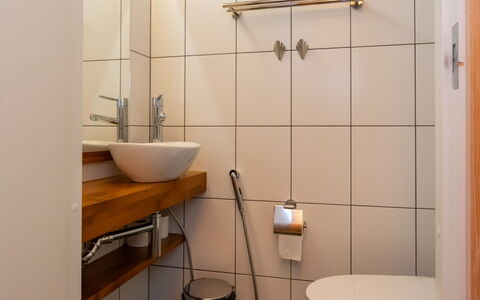Villa Antti: Baño, Arreglo De Tubería, Lavabo Del Baño, Pared, Diseño De Interiores, Piso, Lavabo, Grifo, Suelo, Plomería
