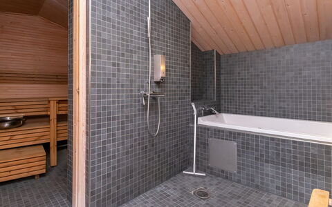 Villa Antti: Piso, Madera, Suelo, Arreglo De Tubería, Diseño De Interiores, Techo, Material Compuesto, Plomería, Loseta, Baño