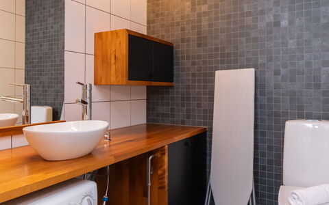 Villa Antti: Baño, Piso, Arreglo De Tubería, Pared, Suelo, Asiento Del Baño, Diseño De Interiores, Lavabo, Lavabo Del Baño, Baño