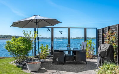 Stilla - 150M from the Sea