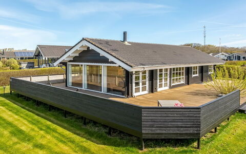 Burghar - 300M to the Fjord: Mueble, Diseño De Interiores, Madera, Techo, Piso, Suelo, Suelos De Madera, Cocina Y Comedor Mesa, Mesa, Lámpara