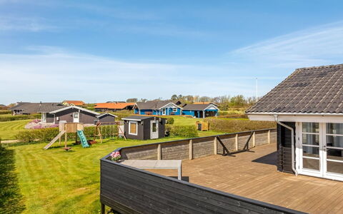 Burghar - 300M to the Fjord: Mueble, Diseño De Interiores, Madera, Techo, Piso, Suelo, Suelos De Madera, Cocina Y Comedor Mesa, Mesa, Lámpara