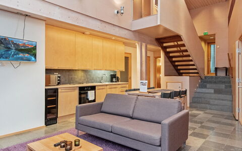 Villa Hanna: Mueble, Diseño De Interiores, Piso, Sofá, Madera, Suelo, Sala, Departamento, Techo, Habitación