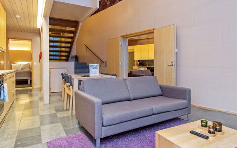 Villa Hanna: Diseño De Interiores, Piso, Suelo, Madera, Mueble, Sofá, Habitación, Sala, Techo, Encendiendo