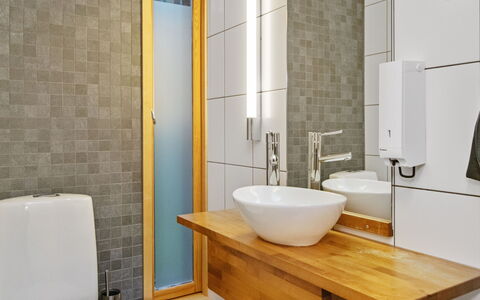 Villa Hanna: Baño, Lavabo Del Baño, Arreglo De Tubería, Piso, Lavabo, Pared, Diseño De Interiores, Suelo, Grifo, Espejo