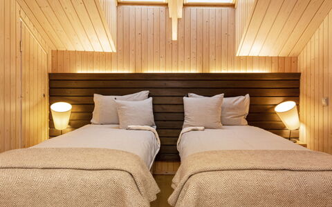 Villa Johanna: Diseño De Interiores, Suelo, Madera, Piso, Habitación, Techo, Encendiendo, Cama, Mueble, Marrón