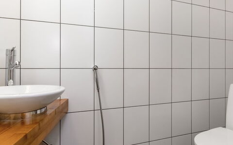 Villa Johanna: Piso, Pared, Arreglo De Tubería, Baño, Suelo, Diseño De Interiores, Plomería, Loseta, Grifo, Habitación