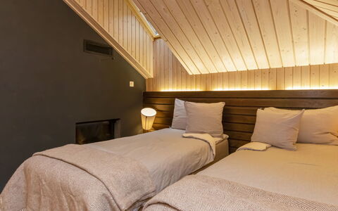 Villa Johanna: Diseño De Interiores, Suelo, Habitación, Madera, Piso, Techo, Cama, Sábana, Mueble, Lecho