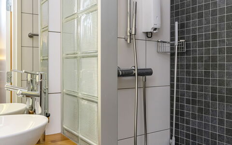 Villa Johanna: Baño, Arreglo De Tubería, Diseño De Interiores, Piso, Suelo, Alcachofa De La Ducha, Plomería, Ducha, Grifo, Baño