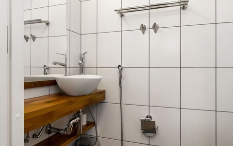 Villa Johanna: Arreglo De Tubería, Baño, Lavabo Del Baño, Lavabo, Diseño De Interiores, Grifo, Piso, Plomería, Suelo, Espejo