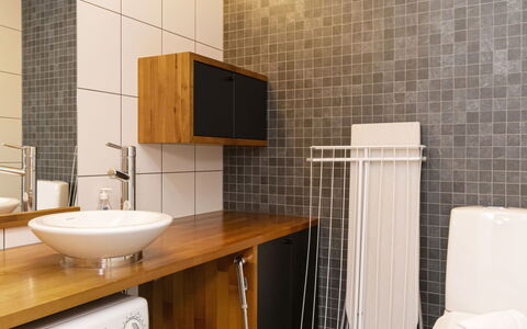 Villa Johanna: Piso, Pared, Baño, Arreglo De Tubería, Diseño De Interiores, Suelo, Lavabo, Grifo, Loseta, Plomería