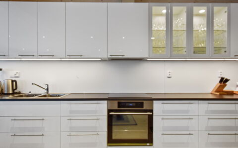 Villa Ruuska: Madera, Gabinetes, Cocina, Piso, Diseño De Interiores, Aparato De Cocina, Mostrador, Mueble, Alacena, Cajón