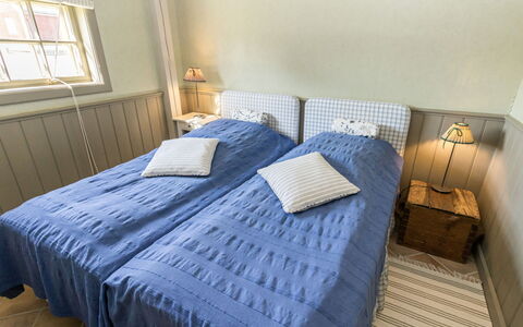 Gammelgård Jahtimaja: Habitación, Cama, Madera, Sábana, Lecho, Suelo, Linos, Textil, Mueble, Piso