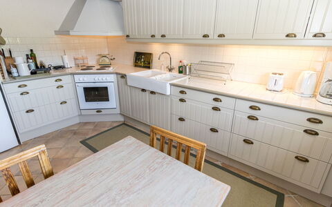 Gammelgård Jahtimaja: Madera, Piso, Gabinetes, Cocina, Diseño De Interiores, Suelo, Cajón, Mostrador, Casa, Aparato De Cocina