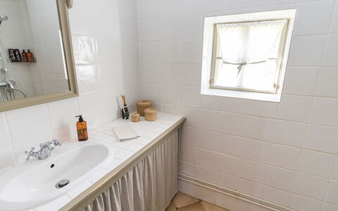 Gammelgård Jahtimaja: Piso, Pared, Suelo, Arreglo De Tubería, Diseño De Interiores, Baño, Grifo, Plomería, Loseta, Lavabo