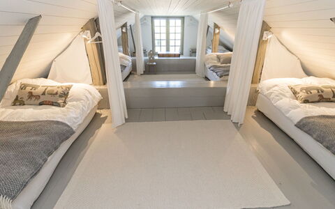 Gammelgård Jahtimaja: Diseño De Interiores, Habitación, Madera, Suelo, Techo, Cama, Piso, Mueble, Encendiendo, Habitación