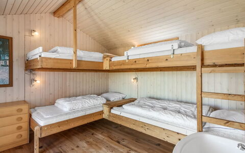 Bena - 300M from the Sea: Litera, Madera, Diseño De Interiores, Cama, Habitación, Techo, Mueble, Suelo, Marco De La Cama, Manchas De Madera