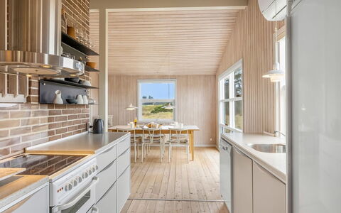 Sighfrith - 500M from the Sea: Cocina, Piso, Madera, Suelo, Diseño De Interiores, Mostrador, Techo, Suelos De Madera, Mueble, Gabinetes