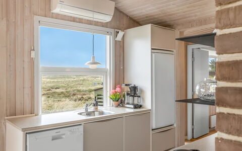 Sighfrith - 500M from the Sea: Suelo, Piso, Electrodoméstico, Cocina, Aparato De Cocina, Electrodoméstico, Techo, Mostrador, Lavabo, Manchas De Madera