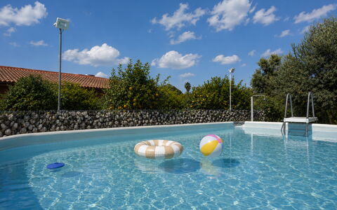 Villa Mameli: Azul, Piscina, Mueble Para Exteriores, Material Compuesto, Recurso, Ocio, Sombra, Eco Hotel, Paraguas, Fuente De Agua