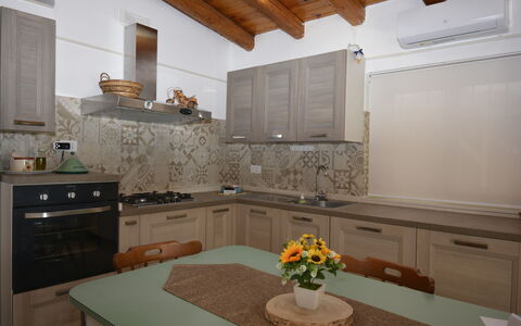 Villa Mameli: Cocina, Mostrador, Diseño De Interiores, Aparato De Cocina, Madera, Mueble, Electrodoméstico, Piso, Gabinetes, Fregadero
