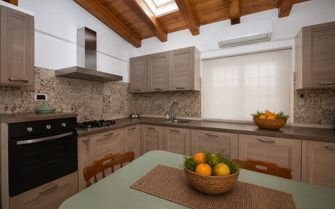 Villa Mameli: Cocina, Mostrador, Aparato De Cocina, Mueble, Diseño De Interiores, Gabinetes, Electrodoméstico, Piso, Madera, Fregadero