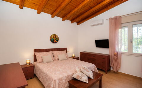 Villa Mameli: Mueble, Diseño De Interiores, Piso, Suelo, Madera, Cama, Habitación, Techo, Habitación, Sábana