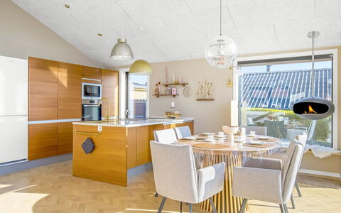 Sighrik - 25M from the Sea: Mueble, Diseño De Interiores, Piso, Silla, Lámpara, Suelo, Madera, Techo, Cocina, Cocina Y Comedor Mesa