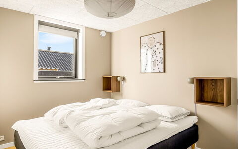Sighrik - 25M from the Sea: Pared, Diseño De Interiores, Habitación, Piso, Suelo, Cama, Madera, Techo, Mueble, Lecho