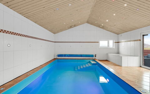 Wenke - 300M to the Fjord: Mueble, Diseño De Interiores, Silla, Piso, Mesa, Recurso, Suelo, Techo, Habitación, Eco Hotel