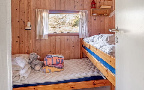 Antomine - 500M from the Sea: Madera, Habitación, Suelo, Piso, Cama, Mueble, Manchas De Madera, Madera Dura, Casa, Sábana