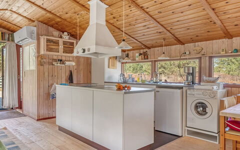 Antomine - 500M from the Sea: Madera, Cocina, Techo, Diseño De Interiores, Suelo, Piso, Electrodoméstico, Habitación, Mostrador, Mueble