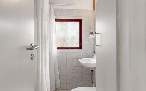 Antomine - 500M from the Sea: Pared, Piso, Arreglo De Tubería, Baño, Suelo, Diseño De Interiores, Lavabo Del Baño, Lavabo, Techo, Habitación