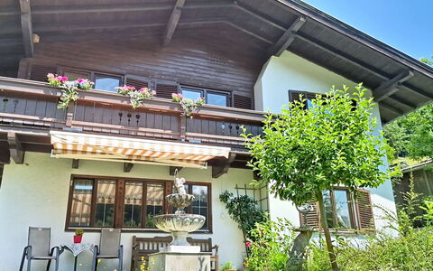 Alpenhit Zell am See: Casa, Casa, Cabaña, Puerta, Inmuebles, Porche, Jardín, Yarda, Sombra