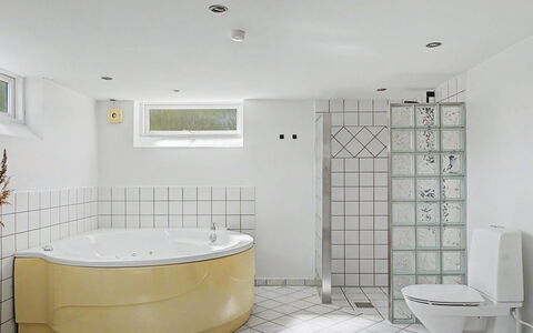 Hjort - 80M from the Sea: Baño, Arreglo De Tubería, Piso, Bañera, Diseño De Interiores, Suelo, Plomería, Loseta, Ducha, Grifo