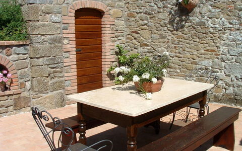Casa Ivan: Mueble, Propiedad, Mesa, Mesa Al Aire Libre, Pared, Mesa De Café, Habitación, Enladrillado, Ladrillo, Banco
