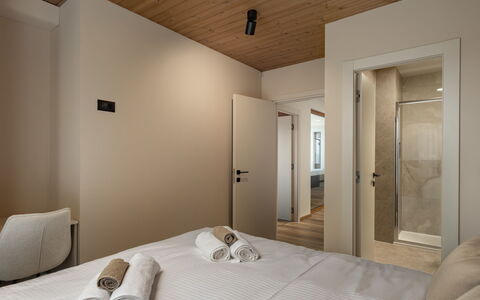 Holiday Home Orso House: Diseño De Interiores, Suelo, Piso, Pared, Madera, Habitación, Techo, Habitación, Cama, Mueble