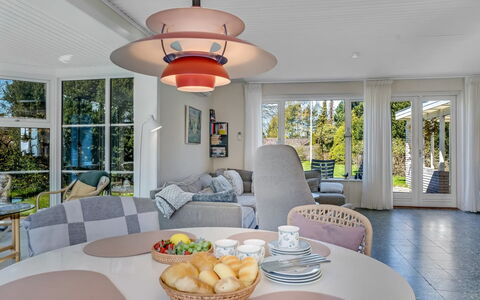 Ileana - 250M from the Sea: Diseño De Interiores, Techo, Mueble, Piso, Suelo, Silla, Lámpara, Manchas De Madera, Sala, Cocina Y Comedor Mesa